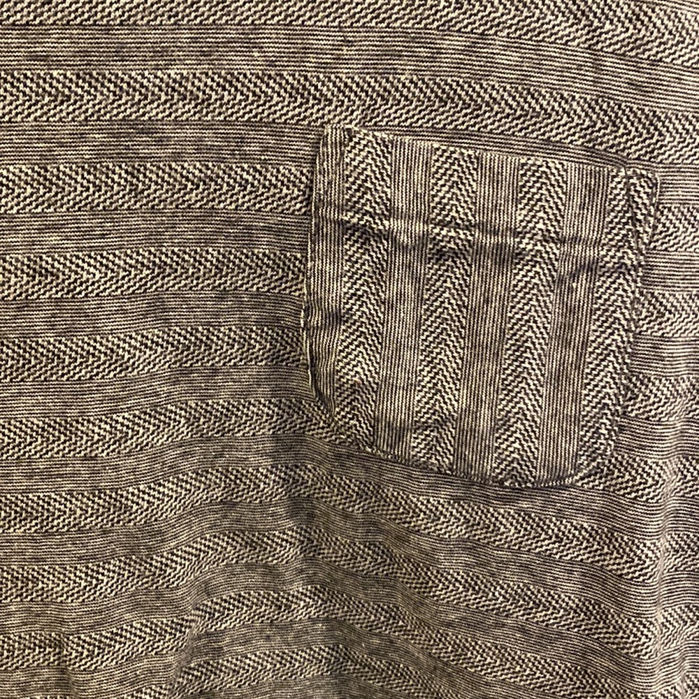 Rustic Ridge gray top with pocket - Picture 2 of 4